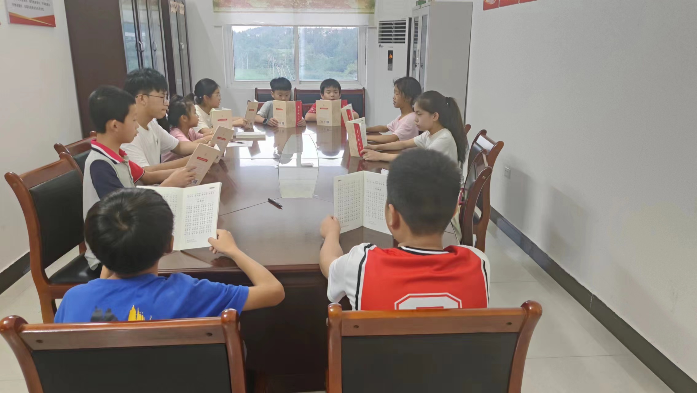 村民小朋友讀書(shū)現(xiàn)場(chǎng)(1).jpg
